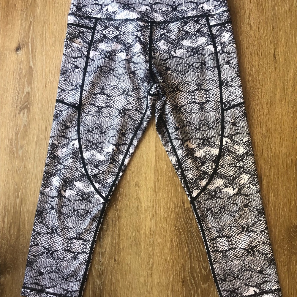 Zyia Active Leggings Womens Pull On Snake Print Crop Black White Size 6-8